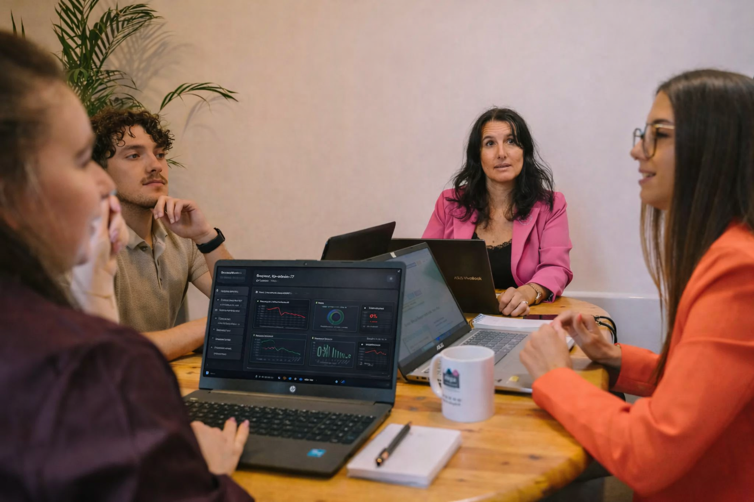 Dirigeant consultant son tableau de bord de pilotage d'entreprise