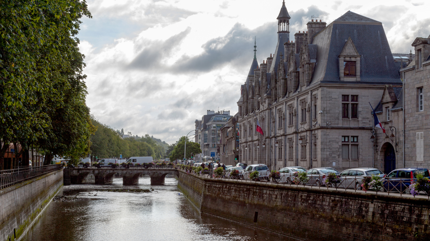 Vue aérienne d'une zone d'activité commerciale et industrielle